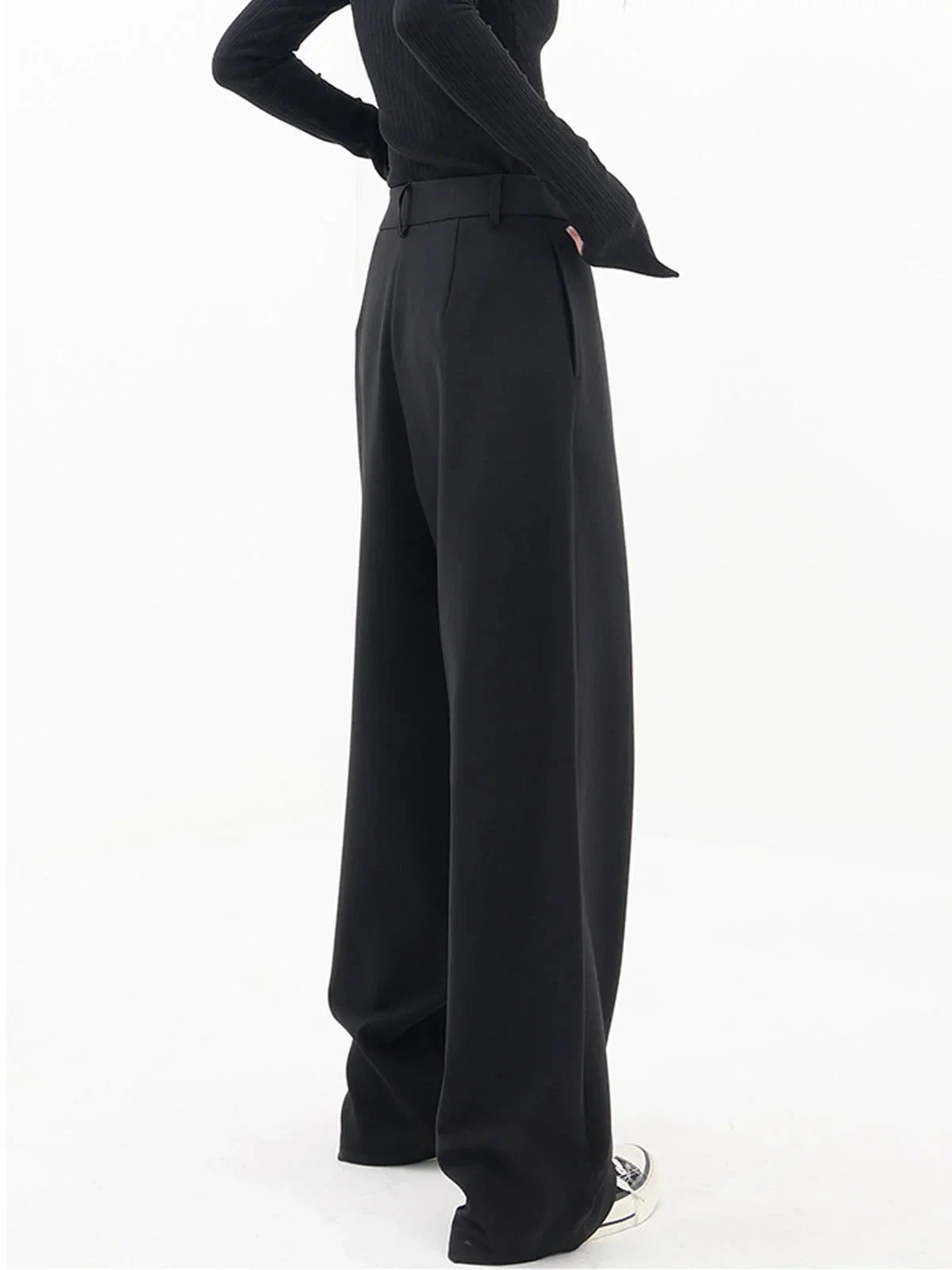 Pantalon femme marron clair, coupe large, bouton asymétrique et design superposé en tissu léger et respirant.