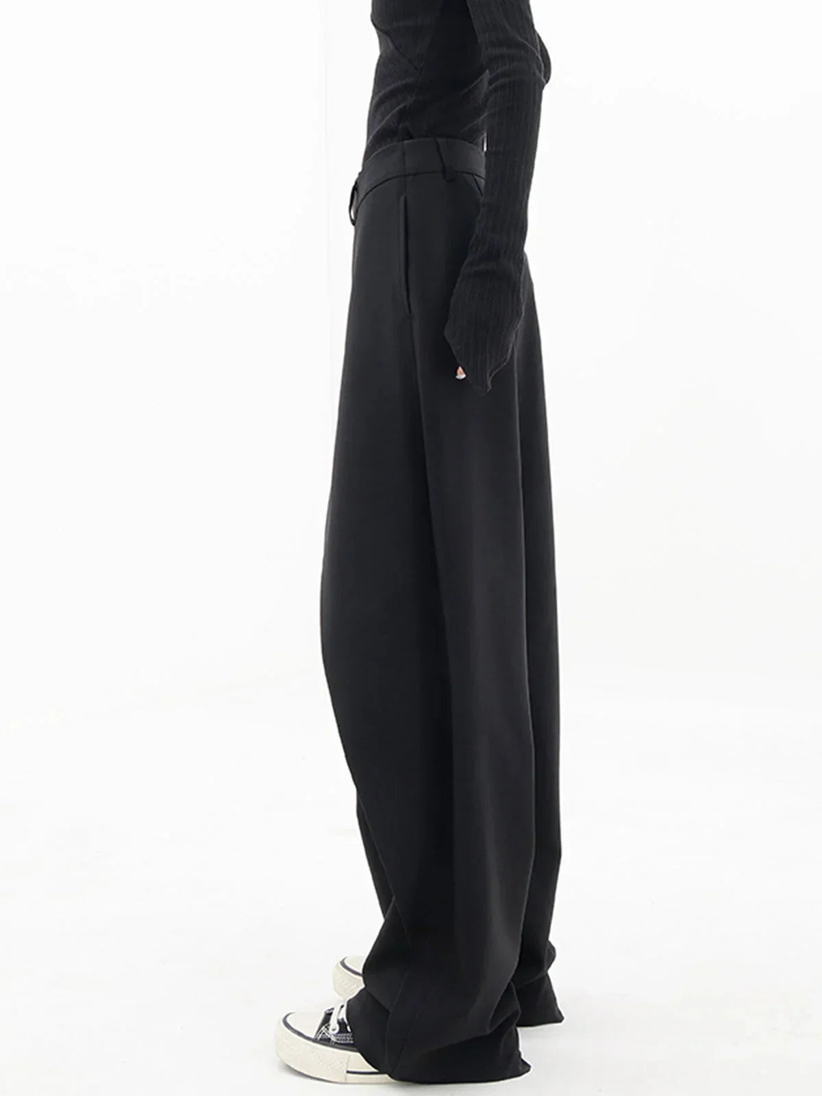 Pantalon femme marron clair, coupe large avec bouton asymétrique, en tissu doux et respirant.