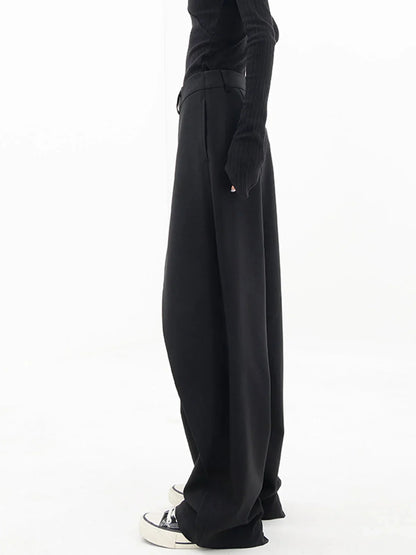 Pantalon femme marron clair, coupe large avec bouton asymétrique, en tissu doux et respirant.