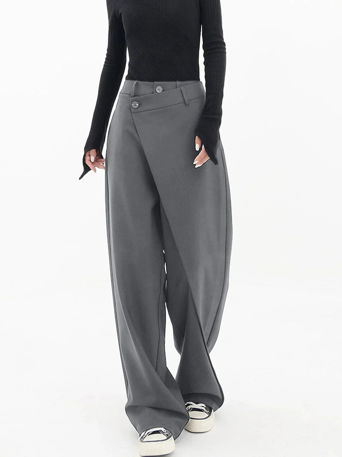 Pantalon femme gris à coupe large, bouton asymétrique et design superposé, adapté pour des occasions décontractées.