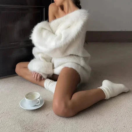 Pull ample blanc femme, design épaules dénudées, en coton doux, adapté pour des tenues décontractées.