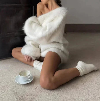 Pull ample blanc femme, design épaules dénudées, en coton doux, adapté pour des tenues décontractées.
