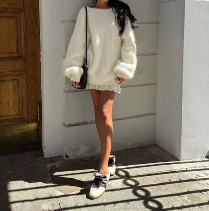 Pull ample beige pour femme avec design épaules dénudées en mélange de coton, coupe décontractée et confortable.