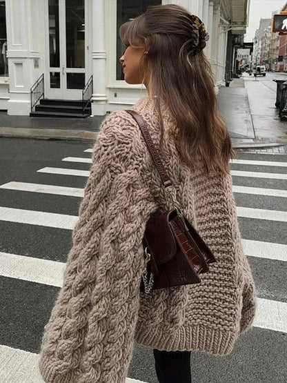 Pull ample beige en tricot, manches larges, silhouette cocoon pour un confort optimal.