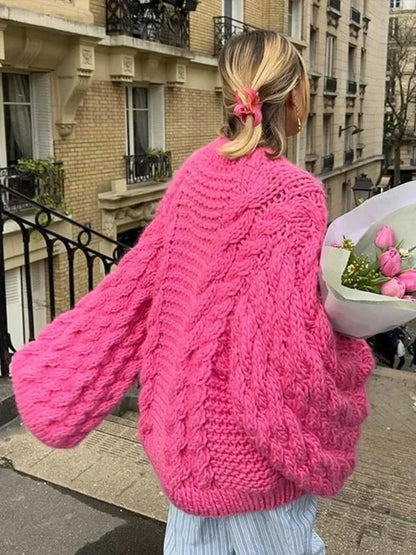 Pull ample blanc pour femme, tricoté, manches larges, coupe cocoon, en matière douce pour un confort optimal.