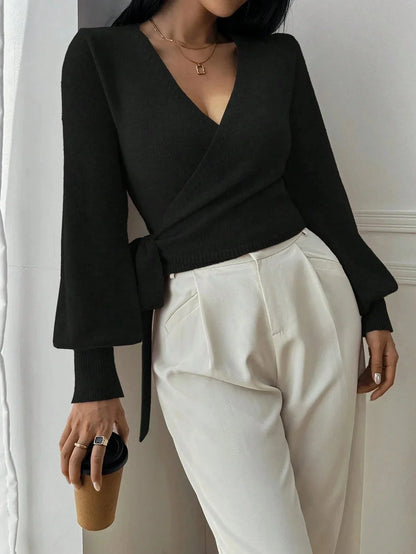 Pull cache-cœur femme en tricot doux, ceinture à nouer, silhouette élégante, couleur marron.