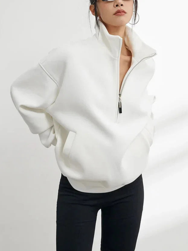Pull à capuche femme demi-zip oversize en coton blanc, coupe ample et design classique.