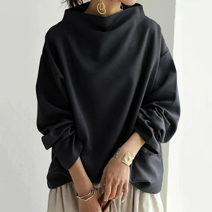 Pull noir à col haut pour femmes, coupe ajustée avec des détails en côtes.