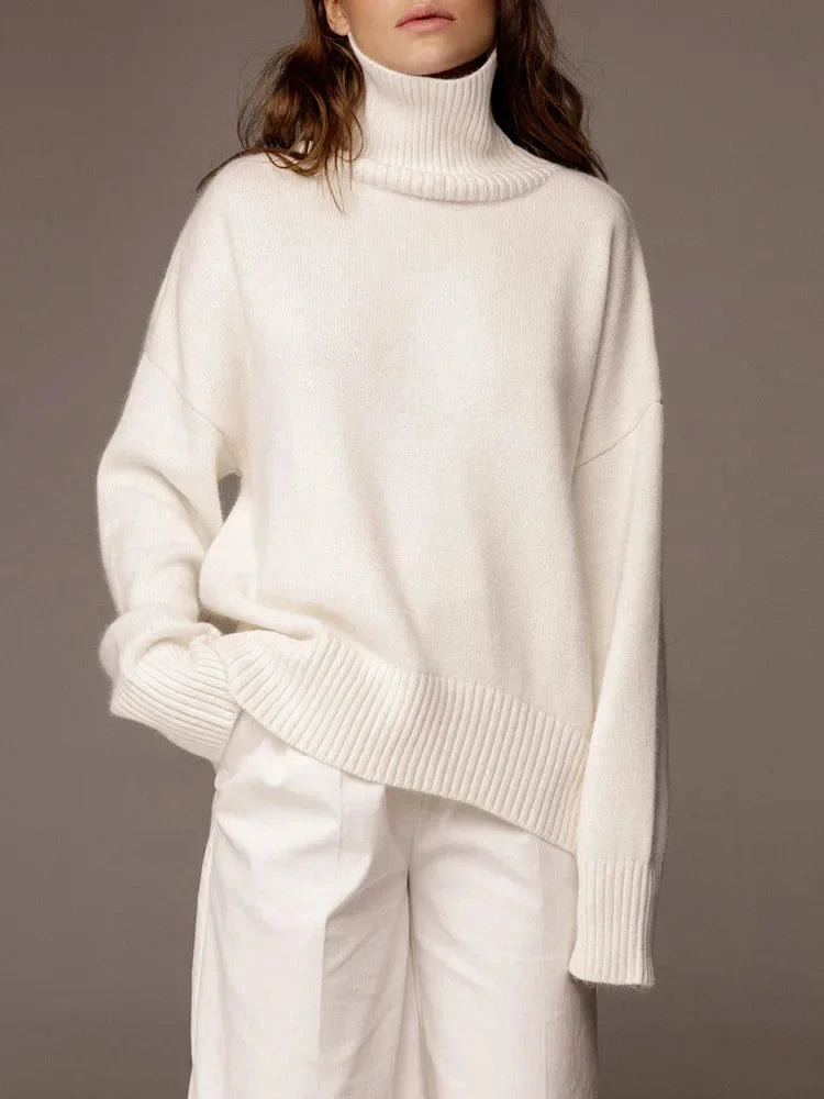 Pull col roulé femme kaki, manches longues, en matière douce et chaude, au design moderne.
