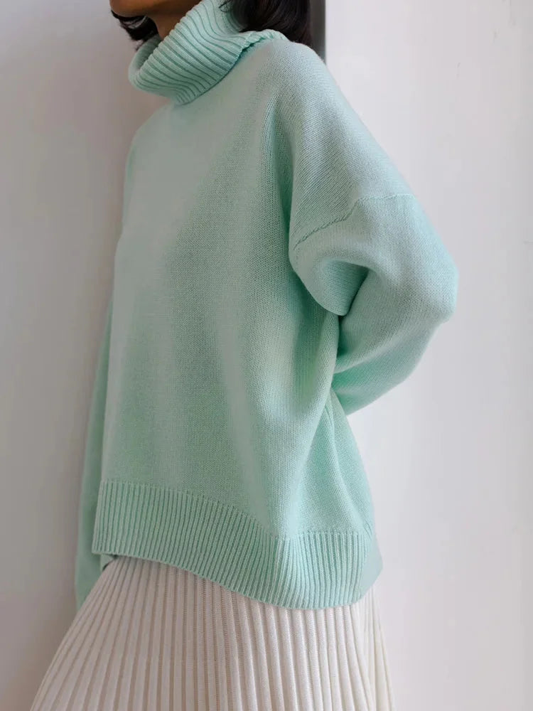 Pull col roulé femme kaki, en matière douce, manches longues et finition côtelée en bas.