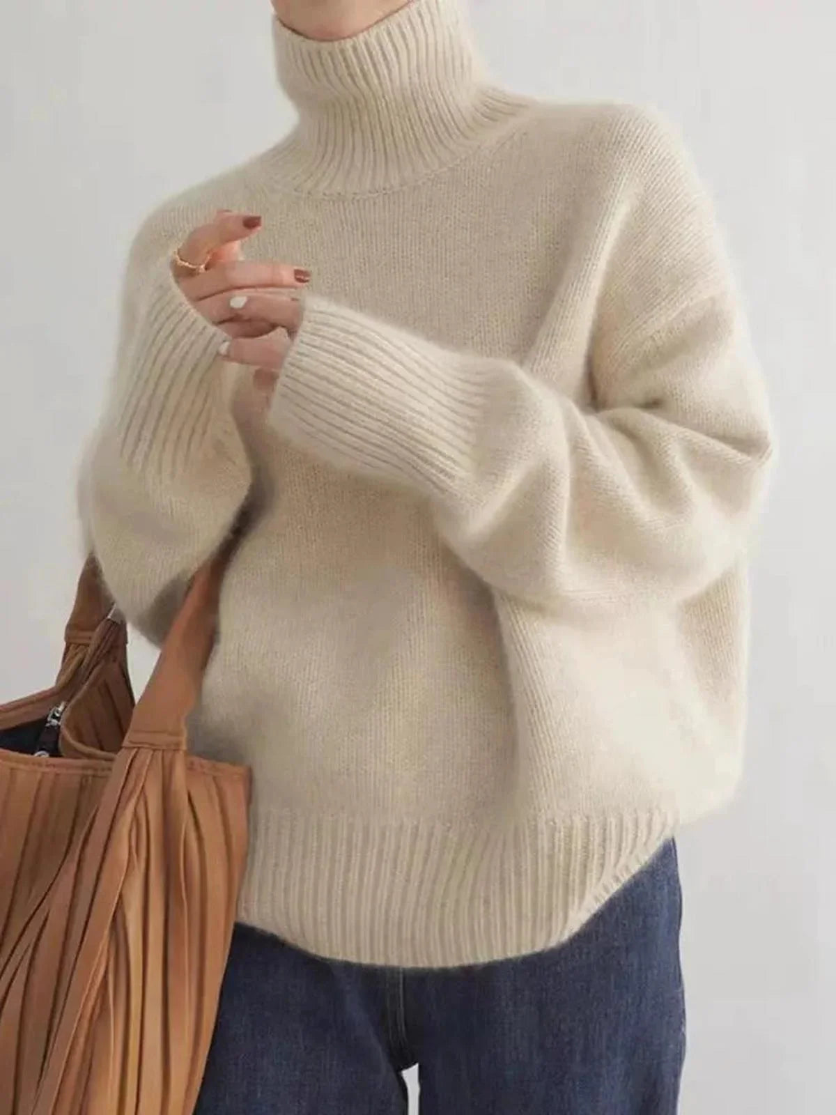 Pull à col roulé femme en kaki, en matière douce et respirante, coupe décontractée pour un confort quotidien.