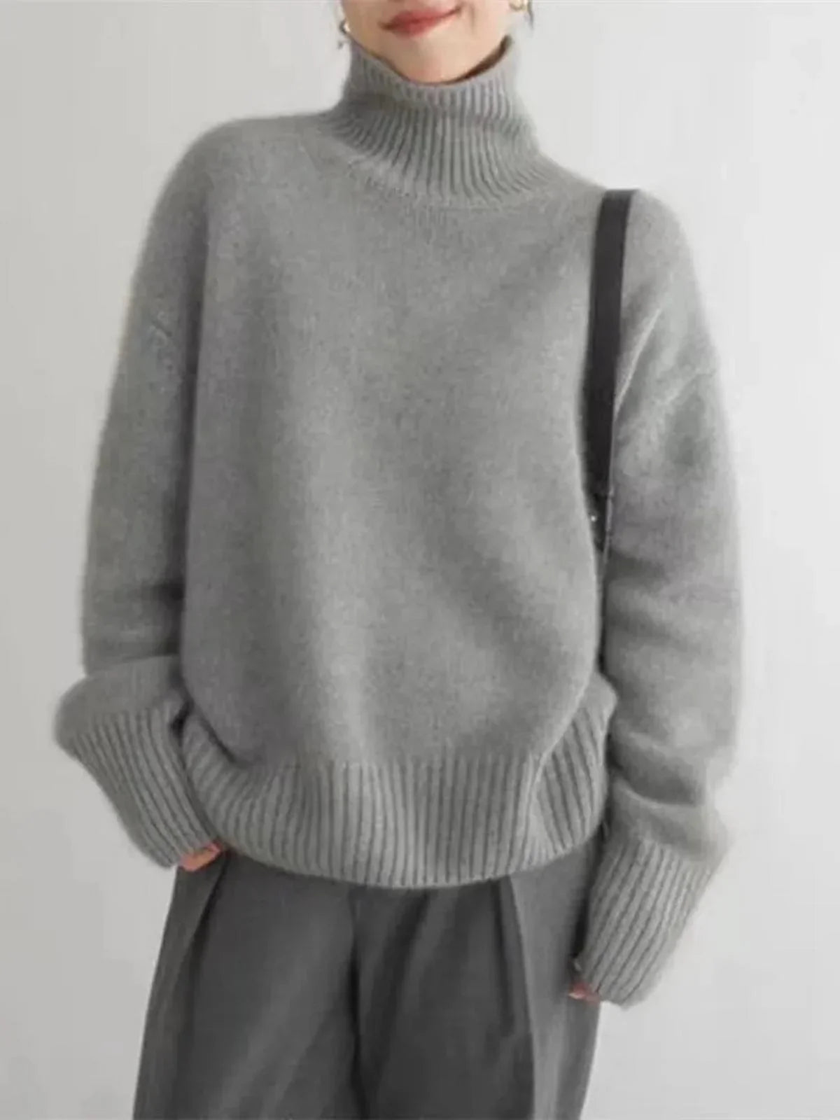Pull à col roulé femme en mélange de coton, coupe confortable, texture tricotée, couleur grise.