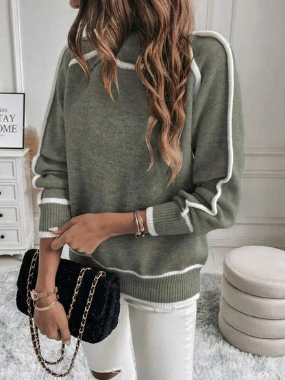 Pull col roulé femme olive avec accents blancs, en tricot léger, coupe ajustée.