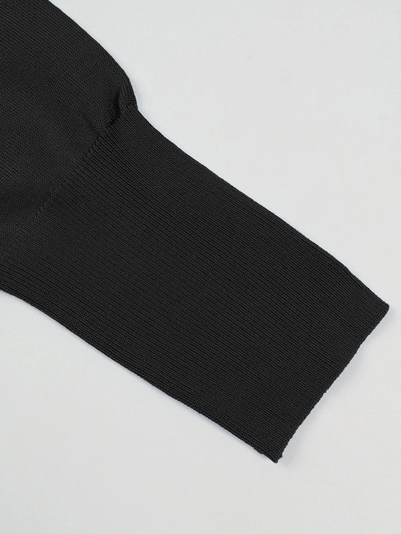 Pull col roulé noir femme à épaule dénudée, en matière douce et chaude, adapté pour l'automne.