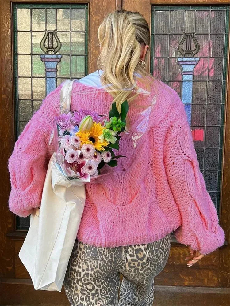 Pull décontracté femme en tricot rose, coupe ample et design confortable.