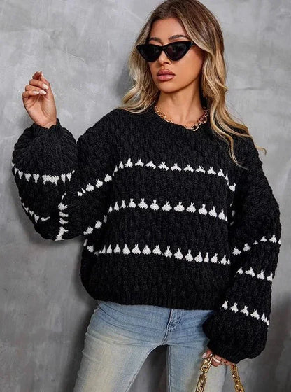 Pull en maille texturée blanc avec design géométrique, coupe décontractée et confortable.