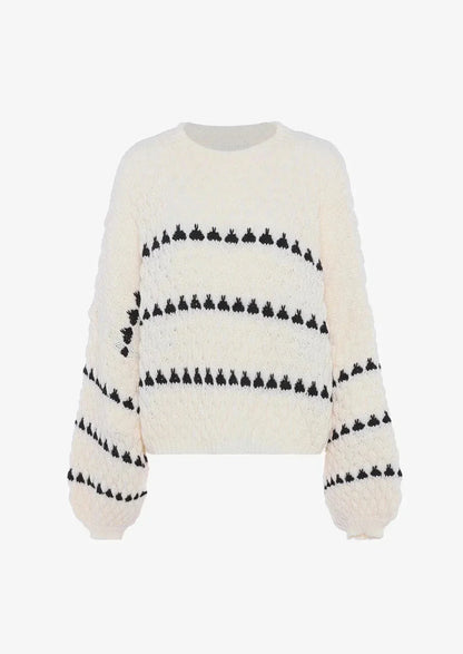 Pull en maille texturée blanc avec motifs géométriques, adapté pour un style décontracté.