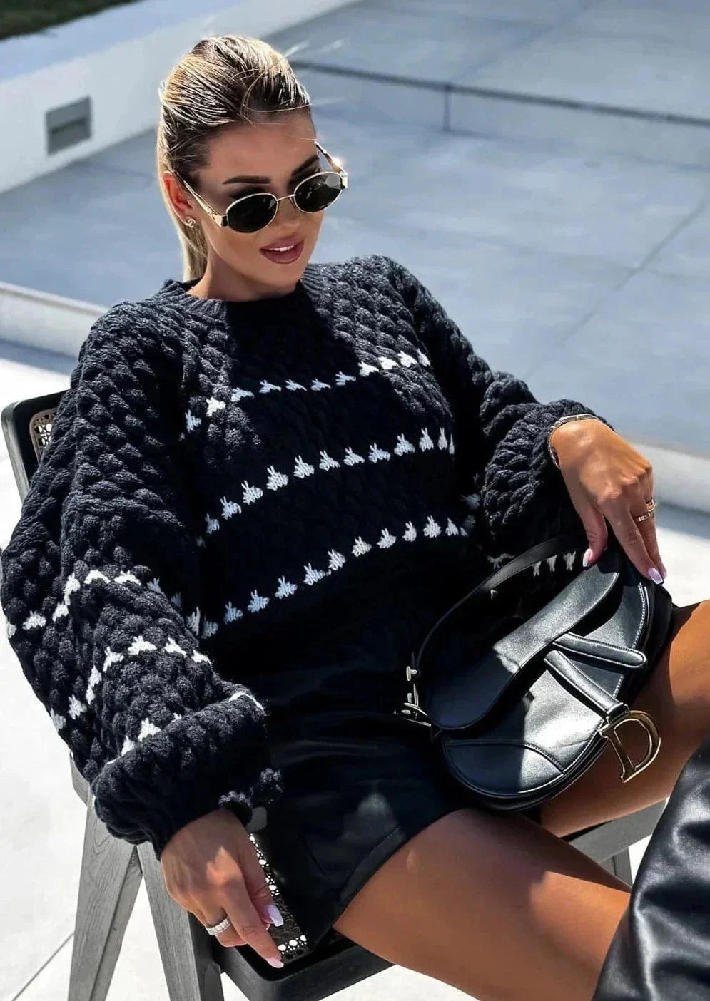 Pull en maille texturée blanc avec motif géométrique, adapté pour des occasions décontractées.