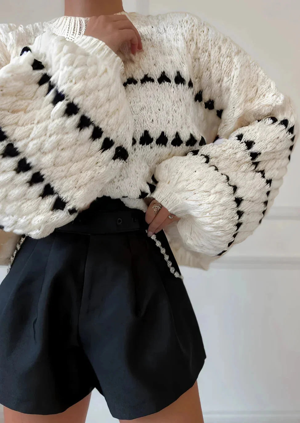Pull en maille texturée noir avec design géométrique, en coton doux, pour un style décontracté au quotidien.