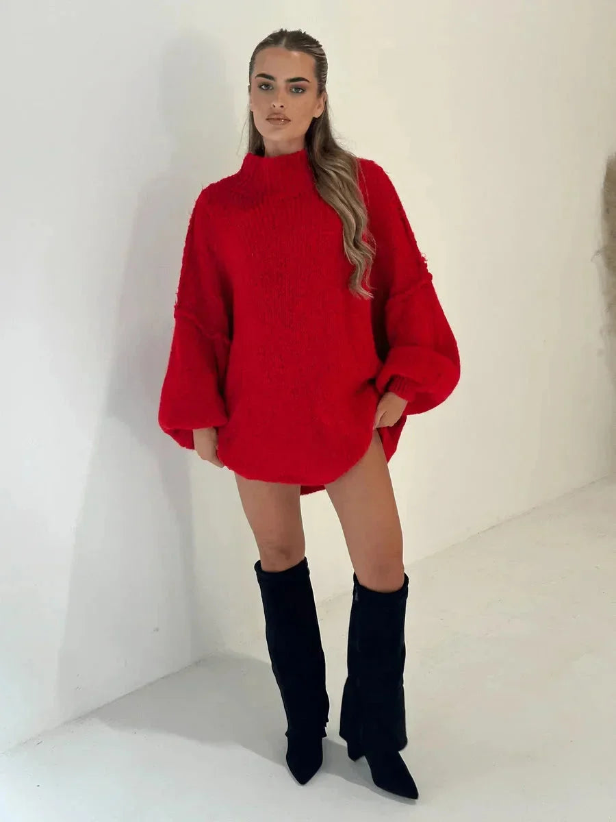 Pull ample beige pour femme avec col roulé, conçu pour le confort lors des journées fraîches.