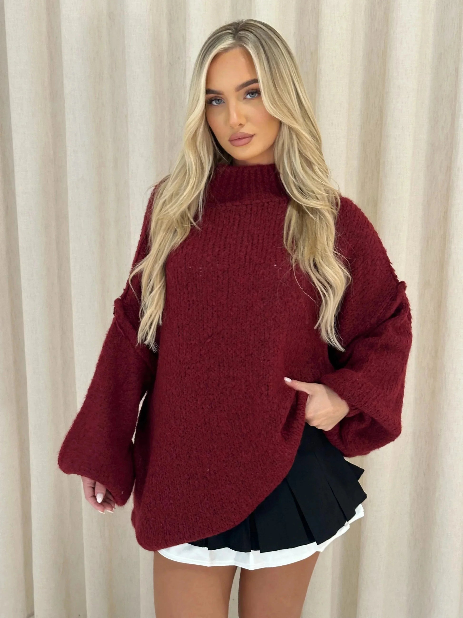 Pull ample pour femme en toffee avec col roulé, conçu en matière douce, parfait pour les journées fraîches.