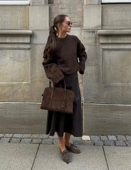 Pull ample en tricot pour femme, à manches longues, conçu pour un style décontracté.