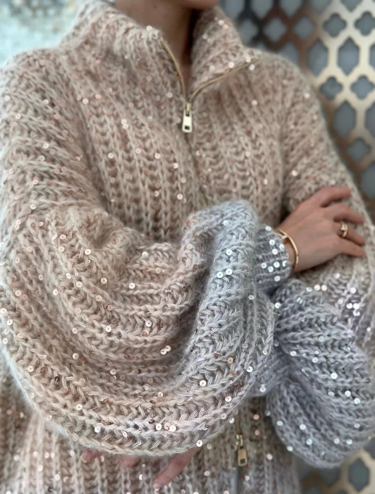 Pull femme beige dégradé à col montant, en tricot doux, orné de sequins brillants.