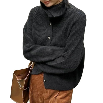 Pull femme noir col roulé avec boutons décoratifs sur le devant, en mélange de coton doux et chaud.