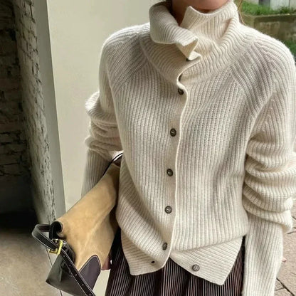 Pull femme noir col roulé avec boutons décoratifs sur le devant, en tricot doux.