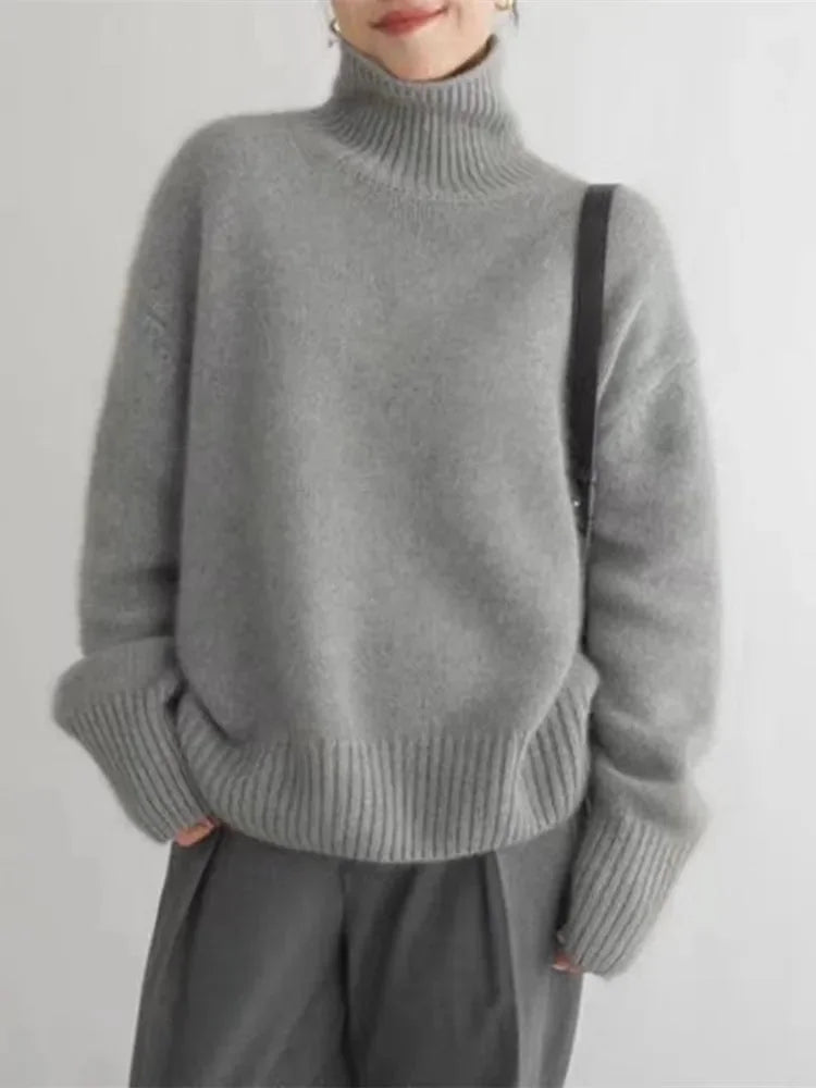 Pull femme beige à col roulé, en viscose douce, au design classique et intemporel.