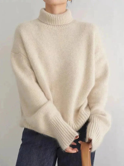 Pull femme beige à col roulé, en maille douce et respirante, au design intemporel.