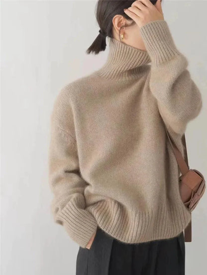 Pull femme gris à col roulé, en maille fine, coupe élégante et tissu doux et respirant.