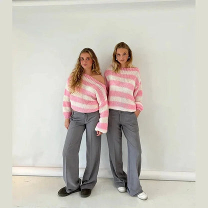 Pull femme gris à rayures, en maille confortable, coupe décontractée, idéal pour les occasions informelles.
