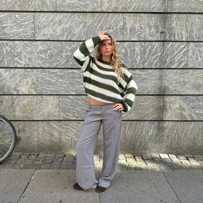 Pull femme gris à rayures, coupe décontractée, en maille douce avec col rond.
