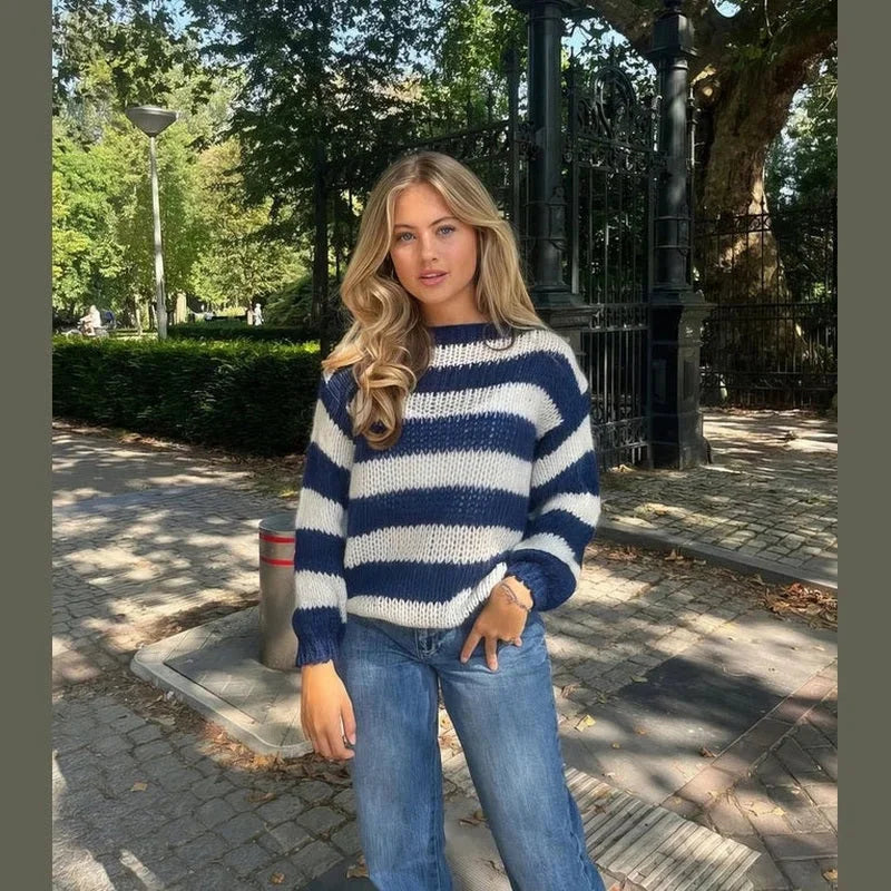 Pull femme navy à rayures, en maille confortable, idéal pour des tenues décontractées.