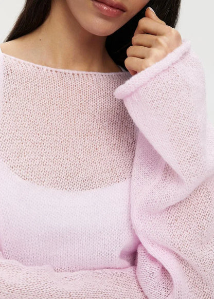 Pull femme beige en maille légère et transparente, au design décontracté.