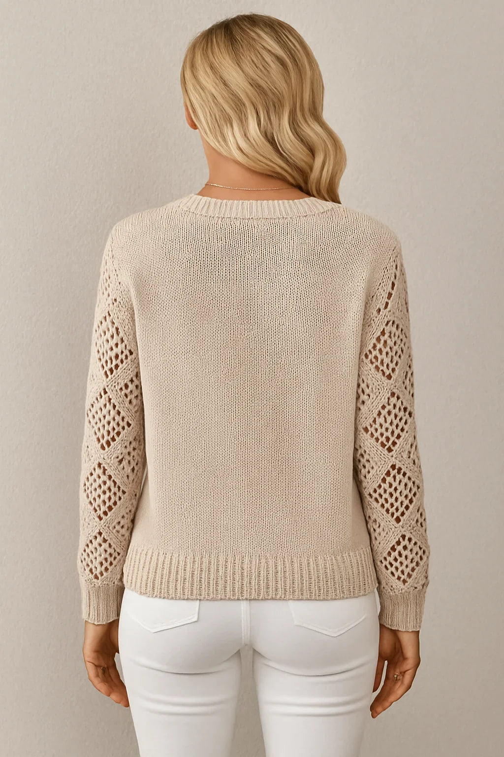 Pull femme beige à manches en crochet, en maille ajourée pour un confort respirant.