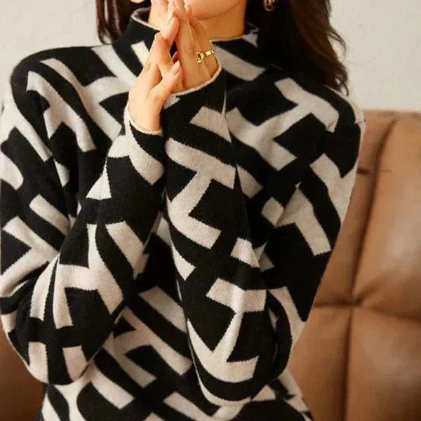 Pull femme noir et blanc à motif géométrique, coupe décontractée, en matière légère et douce.