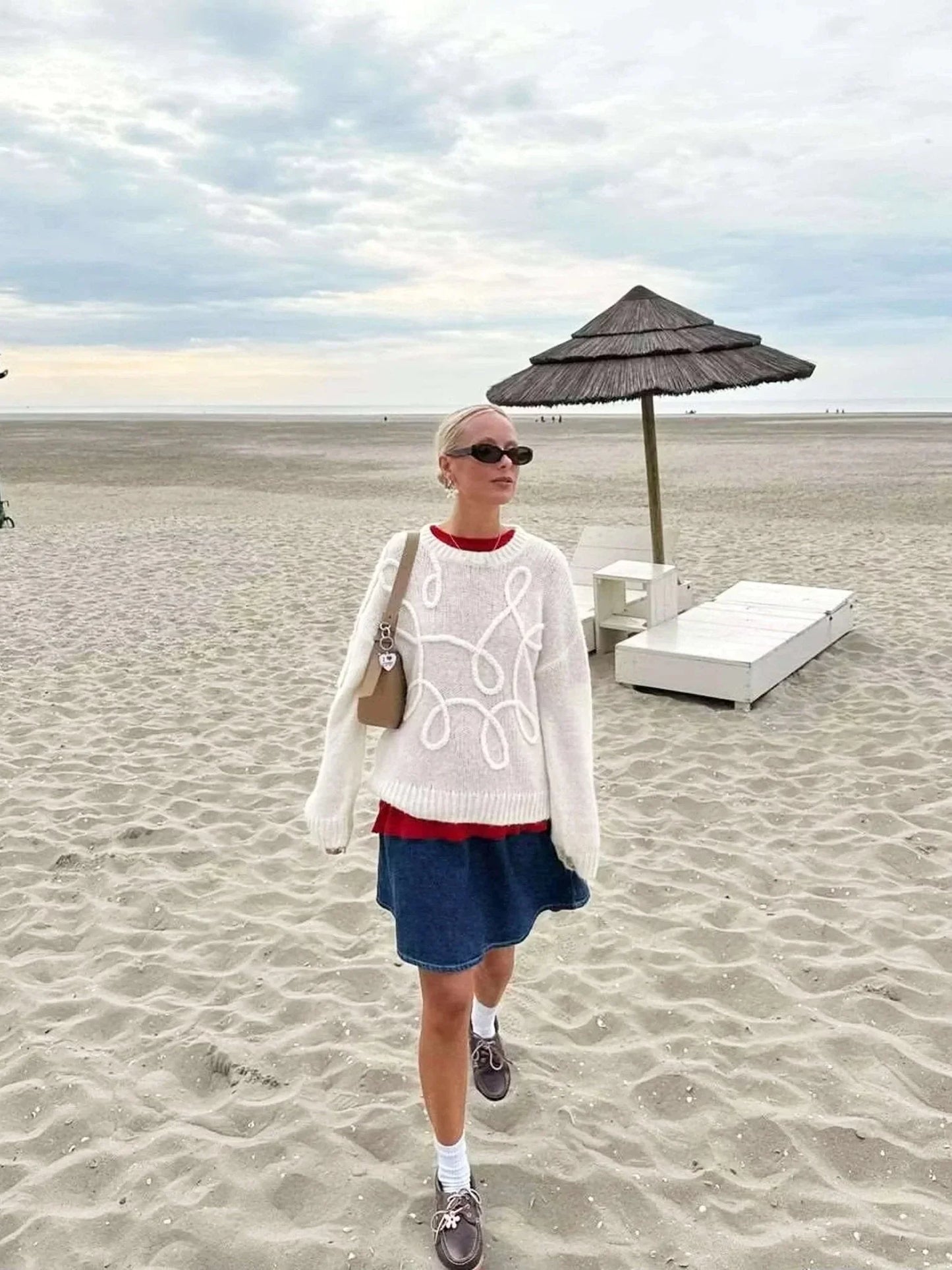 Pull femme en coton mélangé, design moderne avec motif texturé en blanc.