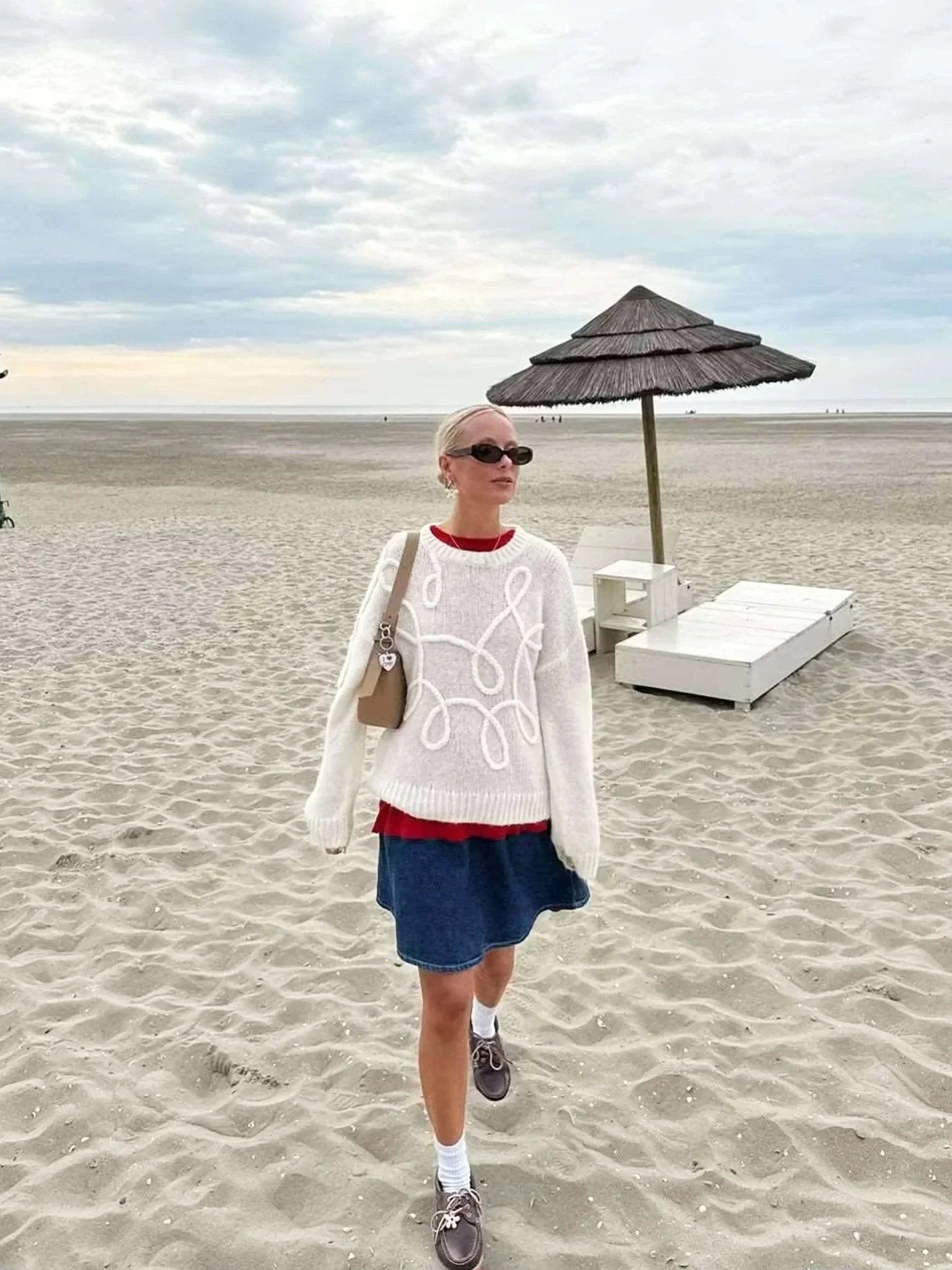 Pull femme en coton mélangé, design moderne avec motif texturé en blanc.