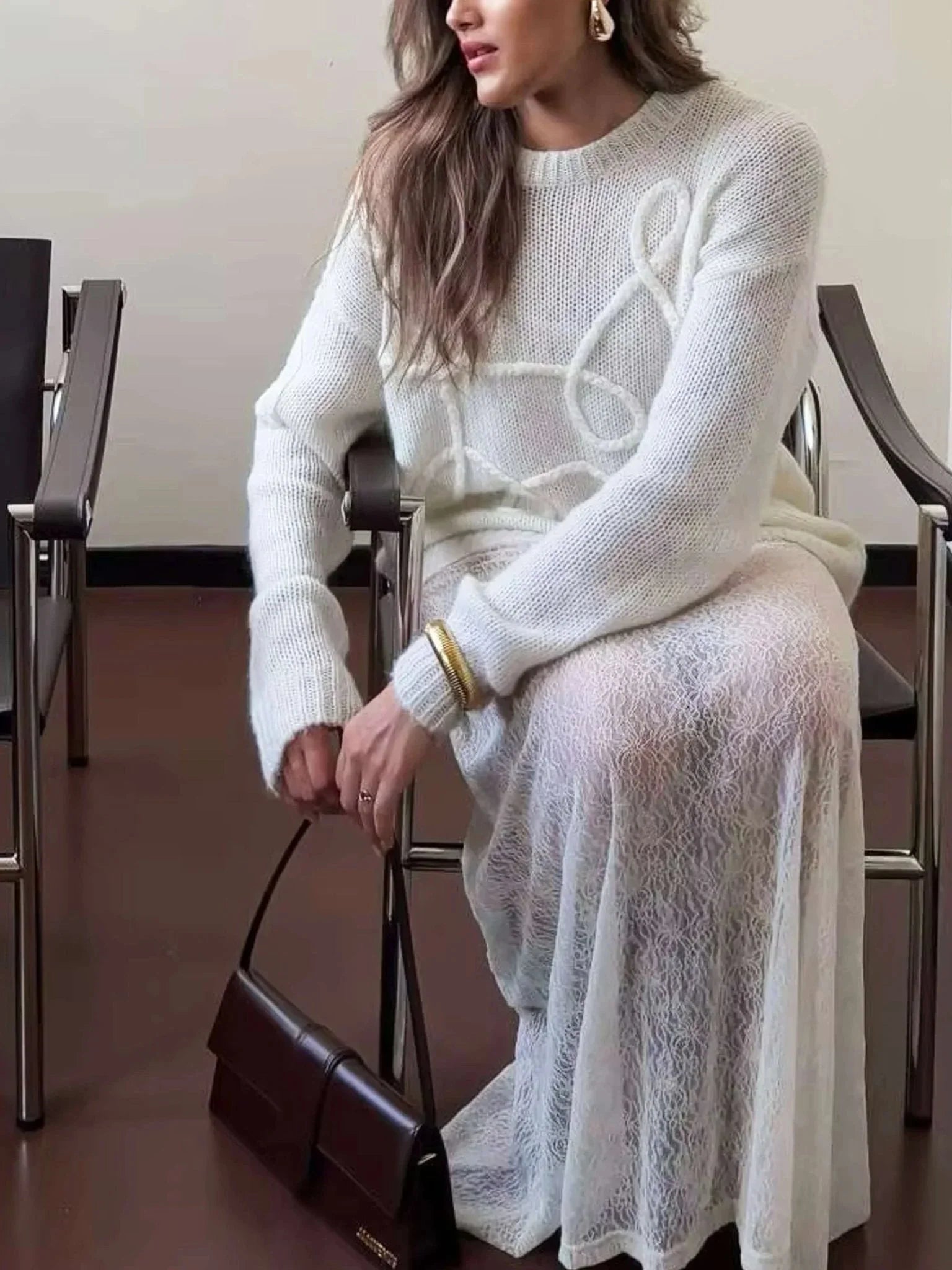 Pull femme en coton mélangé, avec un motif texturé moderne et des couleurs tendance, idéal pour un look décontracté.