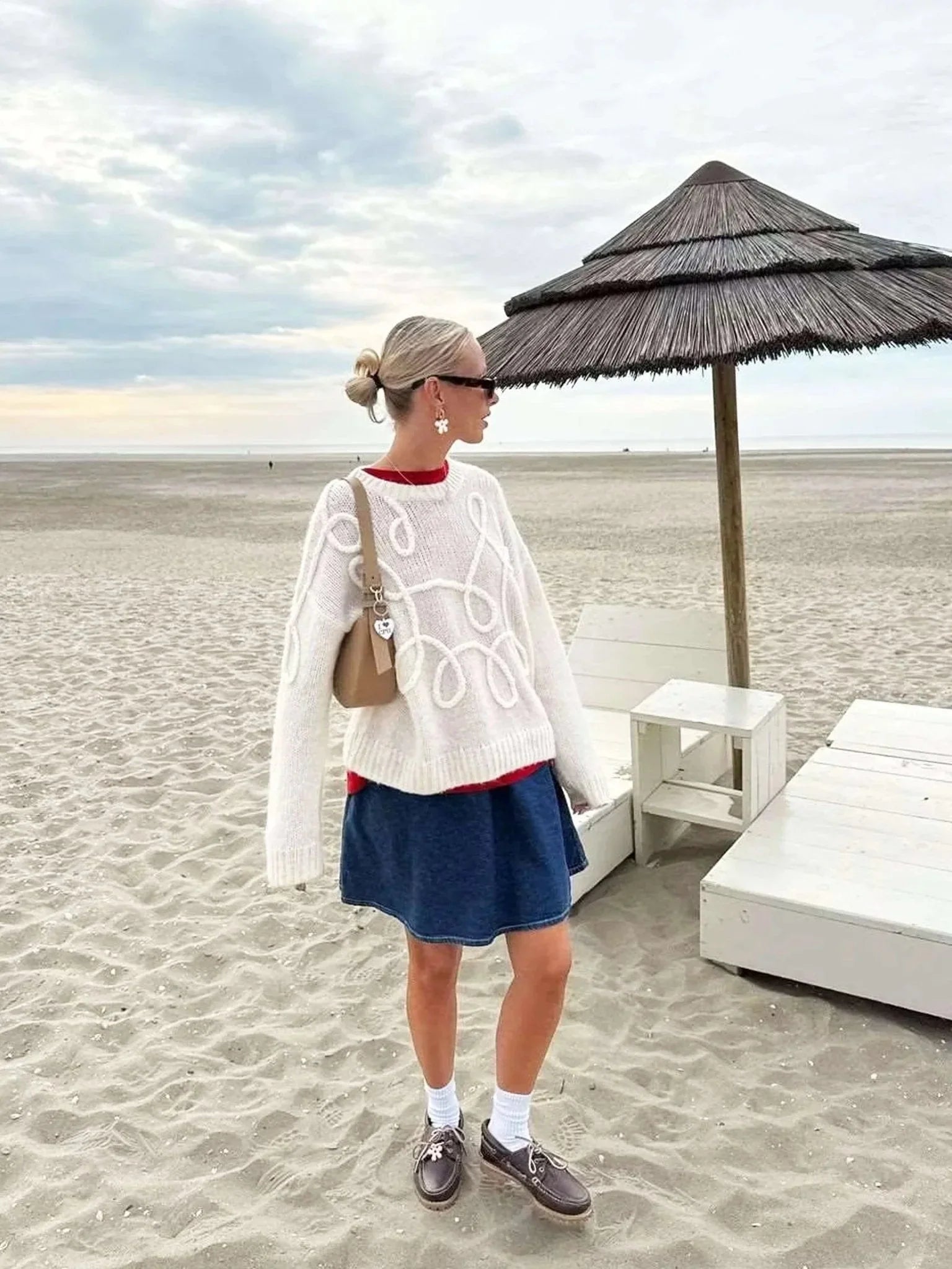 Pull femme blanc en tricot avec motif texturé moderne et coupe classique.