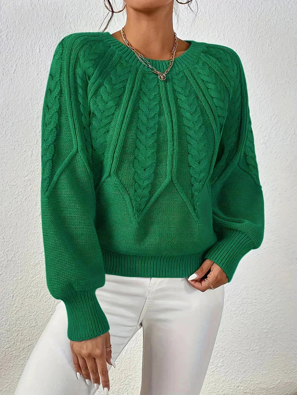 Pull femme kaki à manches longues, en tissu doux, avec motif torsadé et coupe confortable.