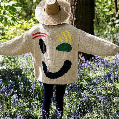 Pull femme oversize bleu à manches longues avec motif smiley en mélange de coton.