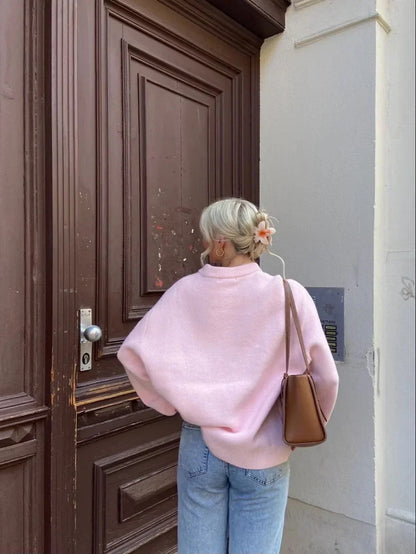 Pull femme oversize rose doux à manches longues, en matière douce, au design décontracté.