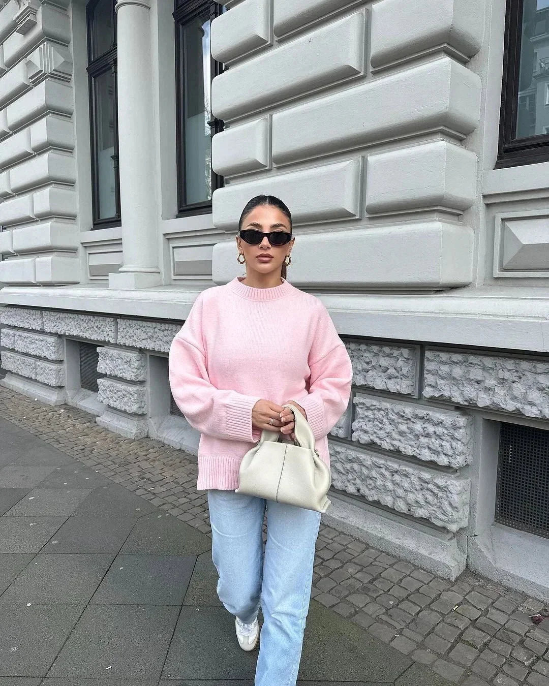 Pull oversize rose doux pour femme, en matière douce, à manches longues et coupe décontractée.