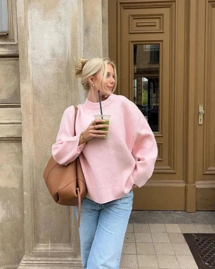 Pull femme oversize rose doux, à manches longues et coupe décontractée, en matière douce.