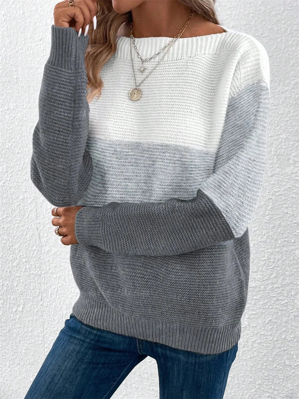 Pull femme tricolore en maille patchwork, noir, avec des accents de couleur contrastants et une texture douce.