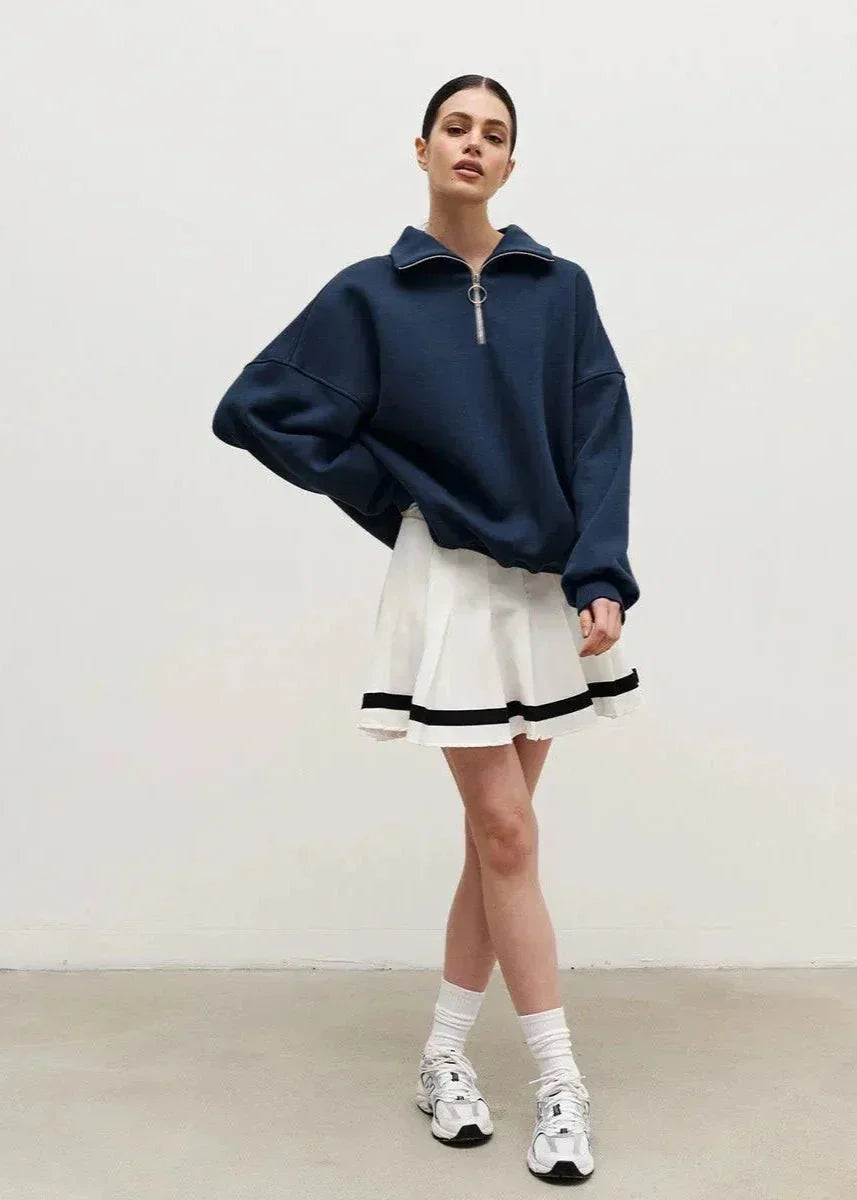 Pull bleu marine à fermeture éclair, coupe décontractée en coton, idéal pour le quotidien et les loisirs.