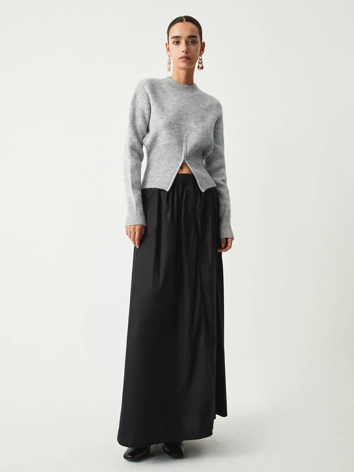 Pull gris femme avec demi-zip, manches longues et en mélange de coton doux.